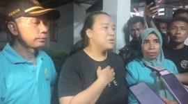 Direktur RSUD Bobong, dr. Sisil (Kaos Hitam). (Rakyatmu)