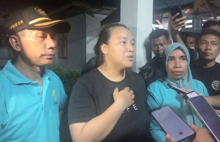 Direktur RSUD Bobong, dr. Sisil (Kaos Hitam). (Rakyatmu)