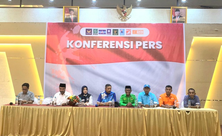 Partai Koalisi Benny-Sarbin Gelar Konferensi Pers di Royal’s Resto Terkait Pengganti Mendiang Benny Laos Sebagai Cagub Maluku Utara. (Rakyatmu)