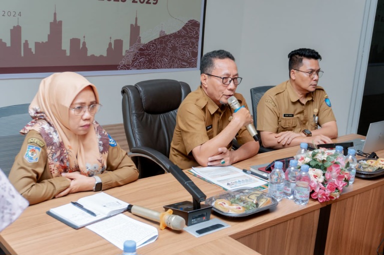 Plt Kepala Bappelitbangda Kota Ternate, Taufik Jauhar (tengah). (Rakyatmu)