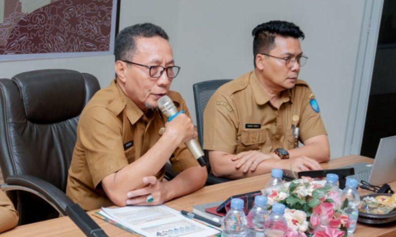 Plt. Kepala Bappelitbangda Kota Ternate, Taufik Djauhar dan Sekretaris Bappelitbangda Ronny Aries Setyono. (Rakyatmu)