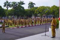 Sekretaris Daerah Kota Tidore Kepulauan Ismail Dokumalamo, Saat Memimpin Apel Gabungan di Halaman Kantor Wali Kota Tidore Kepulauan. (Istimewa)