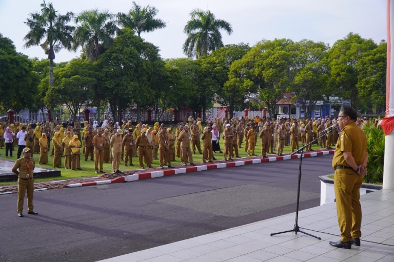 Sekretaris Daerah Kota Tidore Kepulauan Ismail Dokumalamo, Saat Memimpin Apel Gabungan di Halaman Kantor Wali Kota Tidore Kepulauan. (Istimewa)