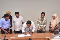 Sekda Kota Ternate Rizal Marsaoly Melakukan Penandatanganan Pengusulan Penetapan Warisan Geologi. (Istimewa/Rakyatmu)