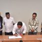 Sekda Kota Ternate Rizal Marsaoly Melakukan Penandatanganan Pengusulan Penetapan Warisan Geologi. (Istimewa/Rakyatmu)