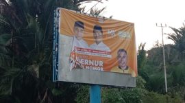 Baliho Paslon Muhammad Kasuba dan Basri Salama di Depan Bandara Emalamo Sanana, Kabupaten Kepulauan. (Rakyatmu)