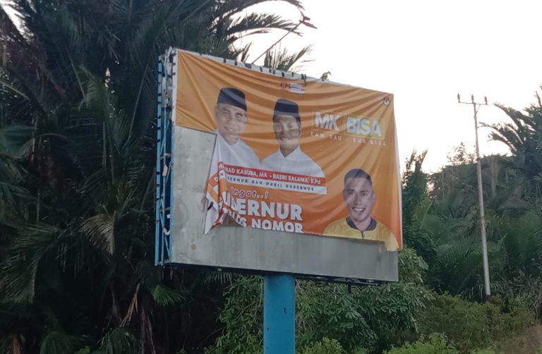 Baliho Paslon Muhammad Kasuba dan Basri Salama di Depan Bandara Emalamo Sanana, Kabupaten Kepulauan. (Rakyatmu)