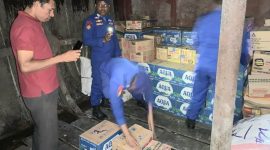 Satpolairud Polres Kepulauan Sula Amankan Miras Jenis Cap Tikus Sebanyak 264 Botol Aqua Berukuran 600 mil di KM Uki Raya 23. (Rakyatmu)