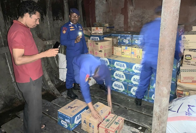 Satpolairud Polres Kepulauan Sula Amankan Miras Jenis Cap Tikus Sebanyak 264 Botol Aqua Berukuran 600 mil di KM Uki Raya 23. (Rakyatmu)