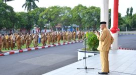 Wali Kota Tidore Kepulauan Capt Ali Ibrahim saat Memimpin Apel Gabungan di Halaman Kantor Wali Kota Tidore Kepulauan. (Istimewa/Rakyatmu)