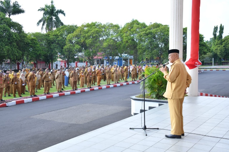 Wali Kota Tidore Kepulauan Capt Ali Ibrahim saat Memimpin Apel Gabungan di Halaman Kantor Wali Kota Tidore Kepulauan. (Istimewa/Rakyatmu)