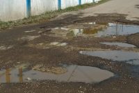 Jalan Berlubang di Depan Kantor BMKG Kabupaten Kepulauan Sula. (Rakyatmu)