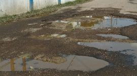 Jalan Berlubang di Depan Kantor BMKG Kabupaten Kepulauan Sula. (Rakyatmu)