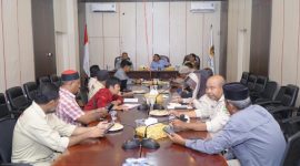 Kepala Pangkalan Badan Keamanan Laut Ambon, Kolonel Bakamla Eko Deni Hartono Bersama Rombongan di Ruang Rapat Sekda Kantor Wali Kota Tidore Kepulauan. (Rakyatmu)