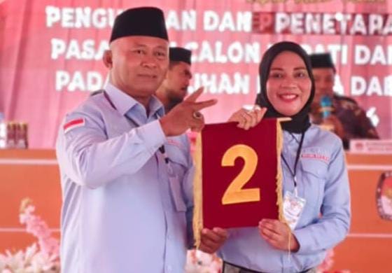 Citra Puspasari Mus dan La Utu Ahmadi saat pencabutan nomor urut. (Istimewa)