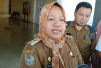 Pjs. Bupati Kepulauan Sula Wa Zaharia saat Diwawancarai Usai Rapat Evaluasi Pimpinan OPD Terkait Program Kegiatan. (Rakyatmu)