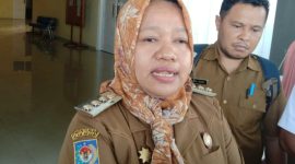Pjs. Bupati Kepulauan Sula Wa Zaharia saat Diwawancarai Usai Rapat Evaluasi Pimpinan OPD Terkait Program Kegiatan. (Rakyatmu)