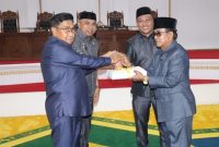Pj. Bupati Pulau Taliabu Ramli Menyerahkan Rancangan KUA-PPAS Tahun Anggaran 2025 ke DPRD. (Rakyatmu)