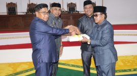 Pj. Bupati Pulau Taliabu Ramli Menyerahkan Rancangan KUA-PPAS Tahun Anggaran 2025 ke DPRD. (Rakyatmu)