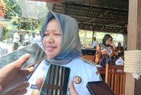 Pjs. Bupati Kepulauan Sula Wa Zaharia saat Diwawancarai Usai Dialog Publik yang Digelar Ombudsman RI Perwakilan Provinsi Maluku Utara di Wailback Caffe. (Rakyatmu)