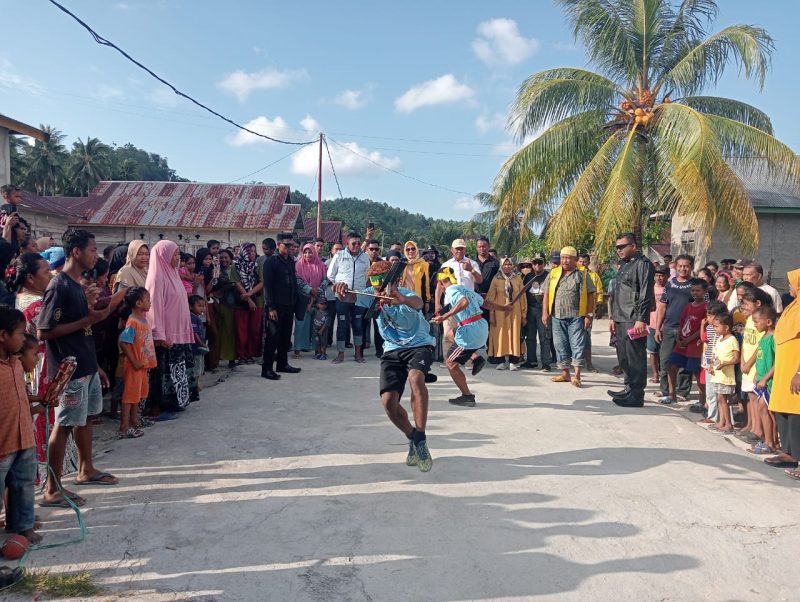 CPM-UTUH saat disambut dengan Tarian Cakalele. (Istimewa)