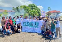 HMI Komisariat Perikanan dan Ilmu Kelautan bersama Warga Kelurahan Sasa, Melaksanakan Kegiatan Bersih-bersih Pantai Sasa. (Rakyatmu)
