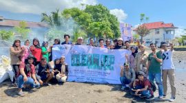 HMI Komisariat Perikanan dan Ilmu Kelautan bersama Warga Kelurahan Sasa, Melaksanakan Kegiatan Bersih-bersih Pantai Sasa. (Rakyatmu)