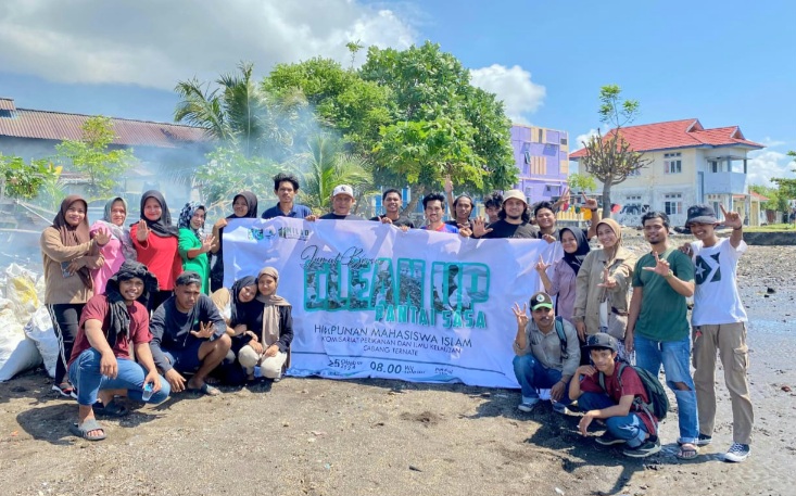 HMI Komisariat Perikanan dan Ilmu Kelautan bersama Warga Kelurahan Sasa, Melaksanakan Kegiatan Bersih-bersih Pantai Sasa. (Rakyatmu)