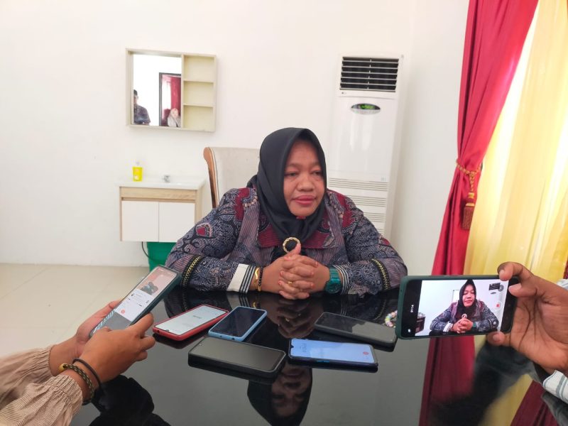 Pjs. Bupati Kabupaten Kepulauan Sula Wa Zaharia. (Rakyatmu)