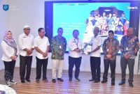 Penyerahan Program kelurahan CANTIK Berupa Publikasi dan Monografi yang Diserahkan oleh Lurah Tanah Raja kepada Sekda Kota Ternate Rizal Marsaoly. (Diskomsandi)