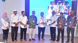 Penyerahan Program kelurahan CANTIK Berupa Publikasi dan Monografi yang Diserahkan oleh Lurah Tanah Raja kepada Sekda Kota Ternate Rizal Marsaoly. (Diskomsandi)