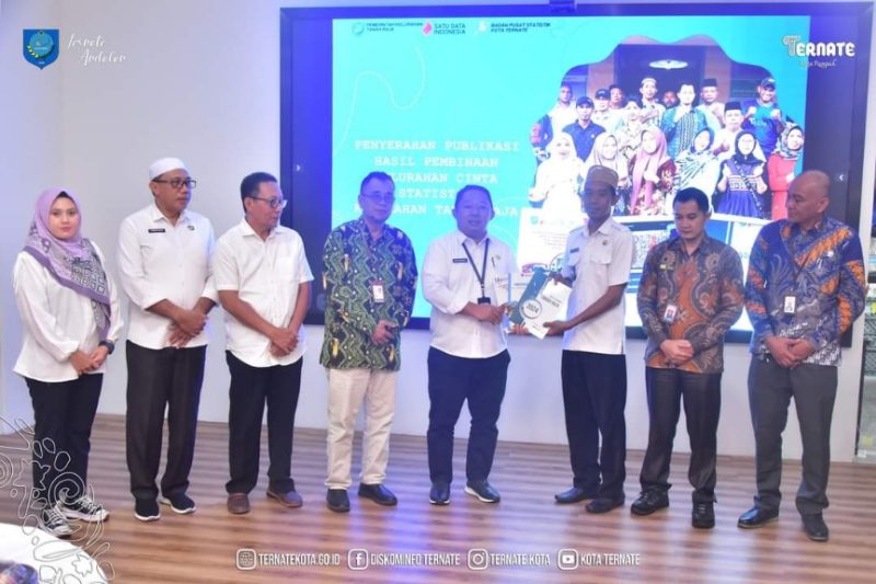 Penyerahan Program kelurahan CANTIK Berupa Publikasi dan Monografi yang Diserahkan oleh Lurah Tanah Raja kepada Sekda Kota Ternate Rizal Marsaoly. (Diskomsandi)