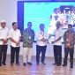 Penyerahan Program kelurahan CANTIK Berupa Publikasi dan Monografi yang Diserahkan oleh Lurah Tanah Raja kepada Sekda Kota Ternate Rizal Marsaoly. (Diskomsandi)