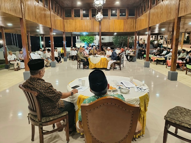 Anggota DPD RI Hidayatullah Sjah mendengar aspirasi dari lembaga adat Kesultanan Ternate. (Istimewa)