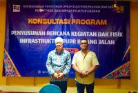 Kepala Dinas PUPR Kota Tidore Kepulauan Abdul Muis A. Husein bersama Kepala Bidang Pelaksanaan DAK Jalan dan Jembatan, PFID Kementerian PUPR RI, Sari Satriya Dwipayana. (Istimewa)