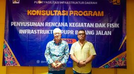Kepala Dinas PUPR Kota Tidore Kepulauan Abdul Muis A. Husein bersama Kepala Bidang Pelaksanaan DAK Jalan dan Jembatan, PFID Kementerian PUPR RI, Sari Satriya Dwipayana. (Istimewa)