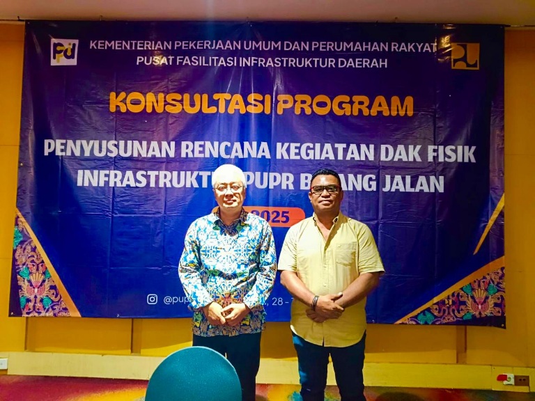 Kepala Dinas PUPR Kota Tidore Kepulauan Abdul Muis A. Husein bersama Kepala Bidang Pelaksanaan DAK Jalan dan Jembatan, PFID Kementerian PUPR RI, Sari Satriya Dwipayana. (Istimewa)