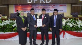 Foto Tiga Pimpinan DPRD Usai Paripurna  Pengucapan Sumpah dan Janji. (Istimewa)