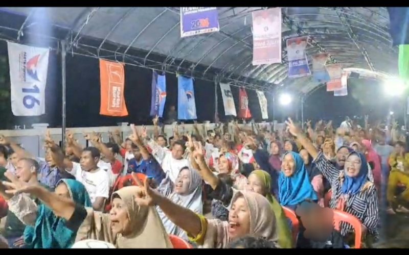 Pendukung Elang-Rahim di Desa Waleh, Halmahera Tengah. (Rakyatmu)