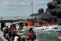 Speedboat Benny Laos terbakar di Pelabuhan Bobong, Kabupaten Pulau Taliabu. (Netizen/Rakyatmu)