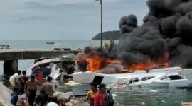 Speedboat Benny Laos terbakar di Pelabuhan Bobong, Kabupaten Pulau Taliabu. (Netizen/Rakyatmu)