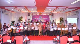 Tenaga kesehatan di Kota Tidore Kepulauan menerima penghargaan. (istimewa)