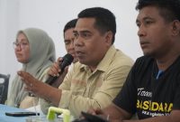 Staf Ahli Wali Kota Tidore Bidang Hukum, Politik dan Pemerintahan, Asis Hadad melakukan pertemuan bersama Aliansi Peduli Kesehatan Masyarakat Desa Kosa di Aula Kantor Kecamatan Oba. (Istimewa)