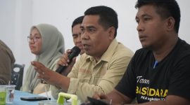 Staf Ahli Wali Kota Tidore Bidang Hukum, Politik dan Pemerintahan, Asis Hadad melakukan pertemuan bersama Aliansi Peduli Kesehatan Masyarakat Desa Kosa di Aula Kantor Kecamatan Oba. (Istimewa)
