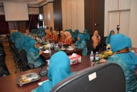 Tim Penggerak PKK dan DWP Kota Tidore Kepulauan,  menyambut kunjungan kerja PKK dan DWP Maluku Utara. (Istimewa)