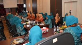 Tim Penggerak PKK dan DWP Kota Tidore Kepulauan,  menyambut kunjungan kerja PKK dan DWP Maluku Utara. (Istimewa)