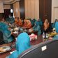 Tim Penggerak PKK dan DWP Kota Tidore Kepulauan,  menyambut kunjungan kerja PKK dan DWP Maluku Utara. (Istimewa)