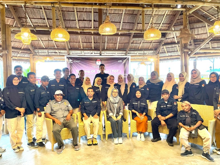 KPU Kota Ternate Gelar Training Of Trainer kepada Penyelenggara Adhoc di Wailanga, Kelurahan Takome, Kecamatan Ternate Barat. (Rakyatmu)