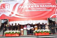39 Pejuang Kemerdekaan dan Warakawuri  Terima Dana Kehormatan Usai Peringatan Upacara Hari Pahlawan di Halaman Kantor Wali Kota Tidore. (Istimewa)