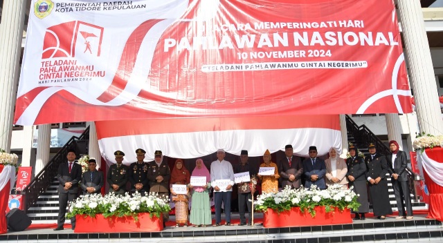 39 Pejuang Kemerdekaan dan Warakawuri  Terima Dana Kehormatan Usai Peringatan Upacara Hari Pahlawan di Halaman Kantor Wali Kota Tidore. (Istimewa)